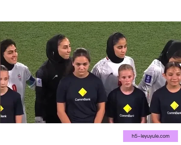 伊朗女足球员反悔现身 与大部队汇合微笑自拍
